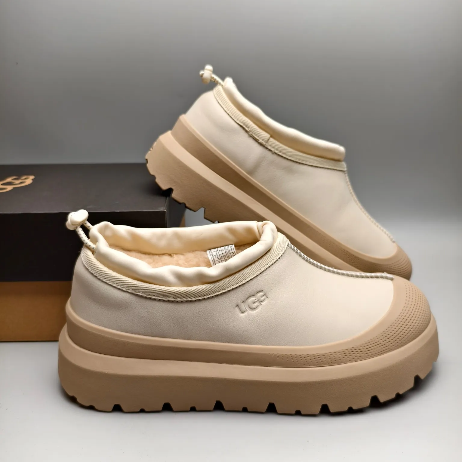 💰560 UGG sheepskin all-in-one snow boots 8351 Slip-on leather casual boots for men and women Color: White Black Number: 35-46
